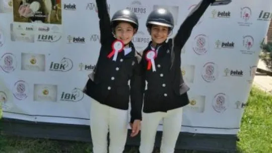 Kartepeli biniciler iki kupa birden kaldırdı