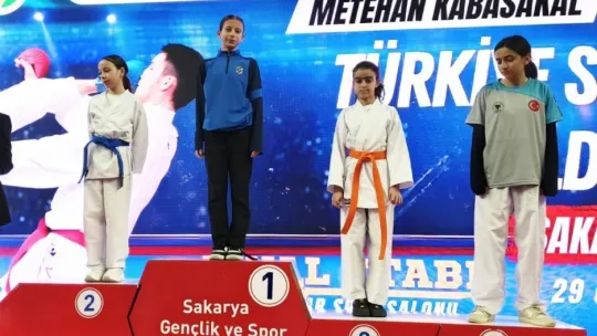 Kartepeli karateciler Sakarya'dan 6 madalyayla döndü