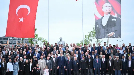 Kartepeliler kent meydanında bayramlaştı