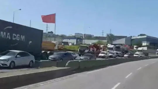 Kocaeli'de karton yüklü tır devrildi: 1 yaralı