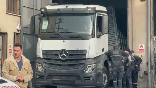 Kasanın altında kalan işçi ağır yaralandı