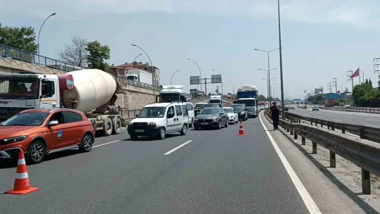 Kasası açılan tır köprüye sıkıştı: Sürücü yaralandı