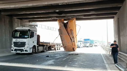 Kasası açılan tır köprüye sıkıştı: Sürücü yaralandı