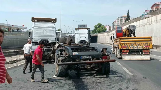 Kasası açılan tır köprüye sıkıştı: Sürücü yaralandı
