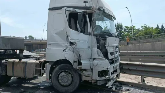 Kasası açılan tır köprüye sıkıştı: Sürücü yaralandı