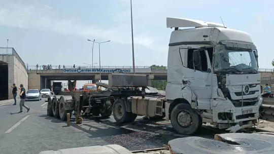 Kasası açılan tır köprüye sıkıştı: Sürücü yaralandı
