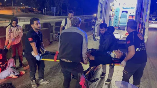Kasksız kaza yaptılar: Yaralı sürücü, baygın kız arkadaşının başından ayrılmadı