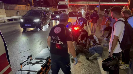 Kasksız kaza yaptılar: Yaralı sürücü, baygın kız arkadaşının başından ayrılmadı