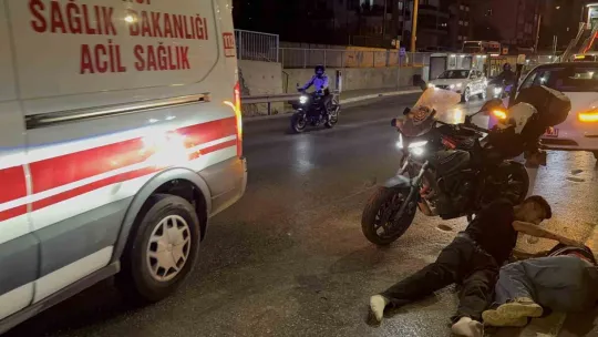 Kasksız kaza yaptılar: Yaralı sürücü, baygın kız arkadaşının başından ayrılmadı