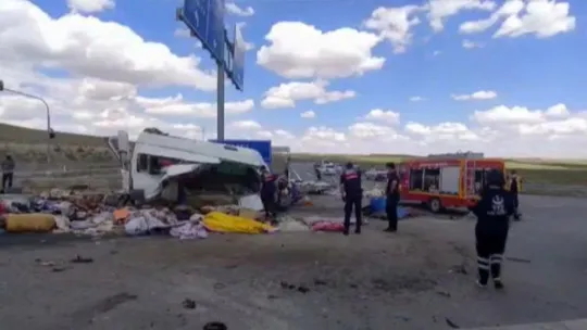 Katliam gibi kaza! TIR ile minibüs çarpıştı