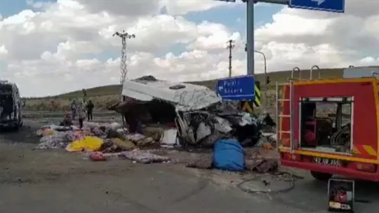 Katliam gibi kaza! TIR ile minibüs çarpıştı