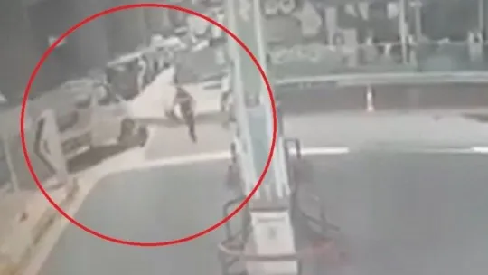 Kavga ettiği husumetlisini kamyonetle ezip metrelerce sürükledi