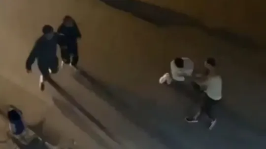 Kavgaya tutuştuğu şahsı tek yumrukla bayılttı