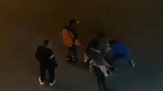 Kavgaya tutuştuğu şahsı tek yumrukla bayılttı