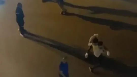 Kavgaya tutuştuğu şahsı tek yumrukla bayılttı