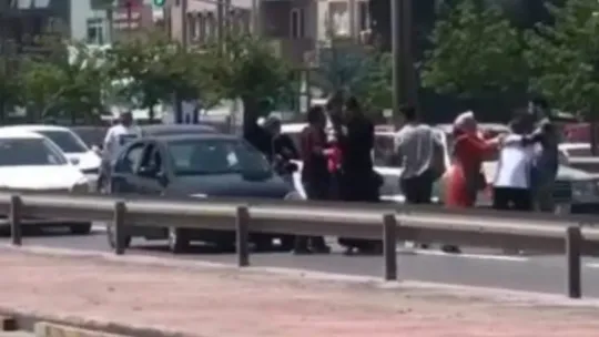 Kavgaya tutuştuğu şahsı tek yumrukla bayılttı
