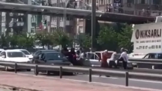 Kavgaya tutuştuğu şahsı tek yumrukla bayılttı