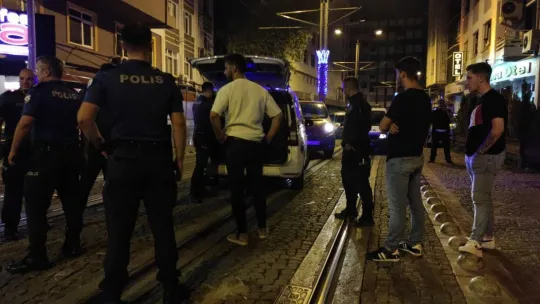 Kavgayı ayıran bekçilere bıçak çekildi, ortalık karıştı