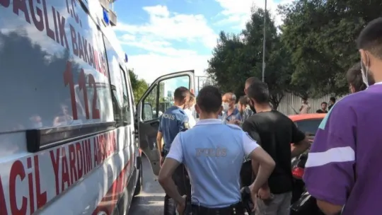 Kavgayı ayırmak isterken bıçaklandı!