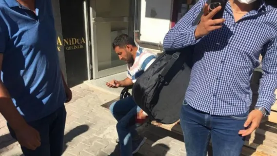 Kavgayı ayırmak isterken bıçaklandı!