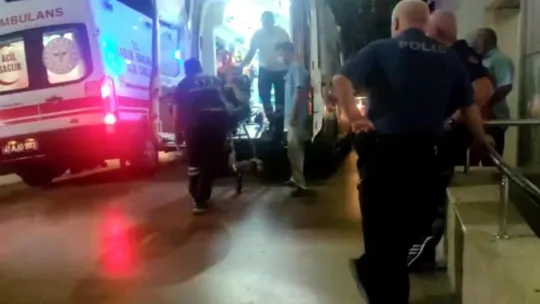 Kavgayı ayırmak isteyen şahsı bıçaklayıp kayıplara karıştılar