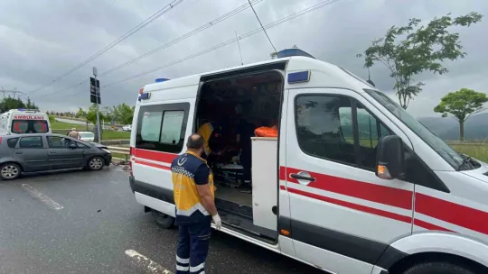 Kavşakta iki otomobil çarpıştı: 1'i bebek 3 yaralı