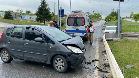 Kavşakta iki otomobil çarpıştı: 1'i bebek 3 yaralı