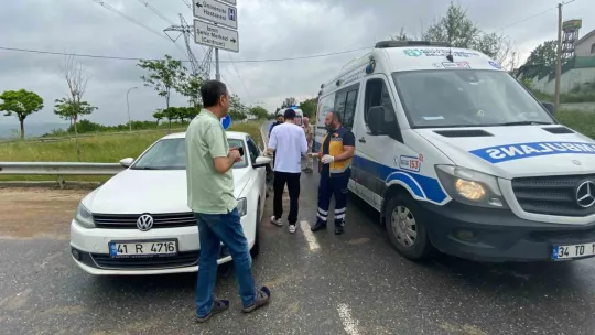 Kavşakta iki otomobil çarpıştı: 1'i bebek 3 yaralı