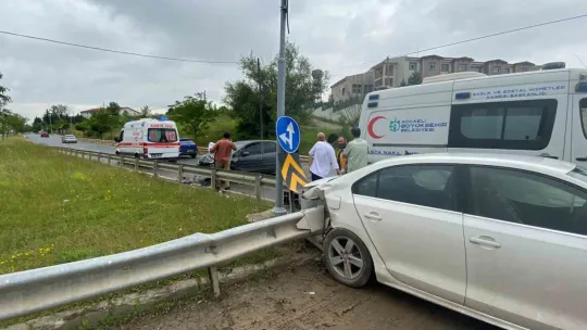 Kavşakta iki otomobil çarpıştı: 1'i bebek 3 yaralı