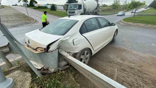 Kavşakta iki otomobil çarpıştı: 1'i bebek 3 yaralı