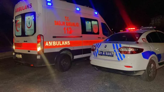 Kavşakta iki otomobil çarpıştı: 4 yaralı