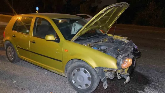 Kavşakta iki otomobil çarpıştı: 4 yaralı