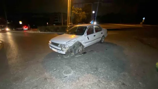 Kavşakta iki otomobil çarpıştı: 4 yaralı