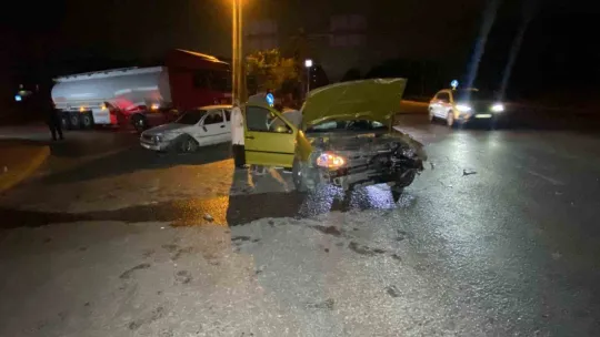 Kavşakta iki otomobil çarpıştı: 4 yaralı