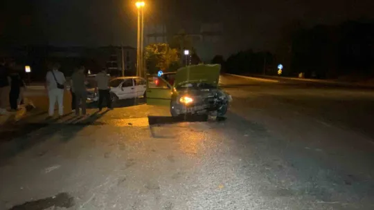 Kavşakta iki otomobil çarpıştı: 4 yaralı