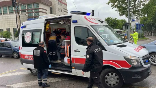 Kavşakta otomobiller çarpıştı: 3 yaralı