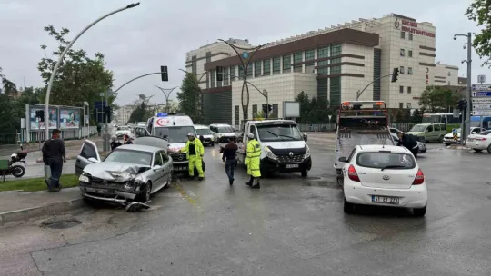 Kavşakta otomobiller çarpıştı: 3 yaralı
