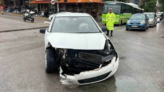 Kavşakta otomobiller çarpıştı: 3 yaralı