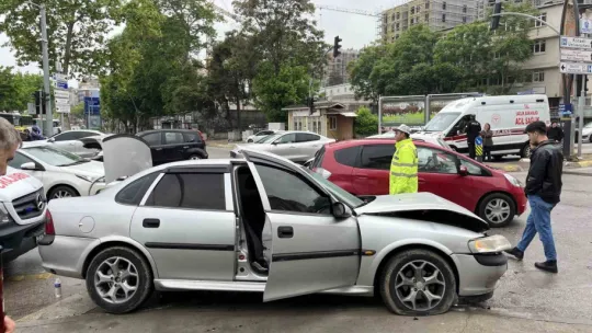 Kavşakta otomobiller çarpıştı: 3 yaralı
