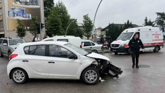 Kavşakta otomobiller çarpıştı: 3 yaralı