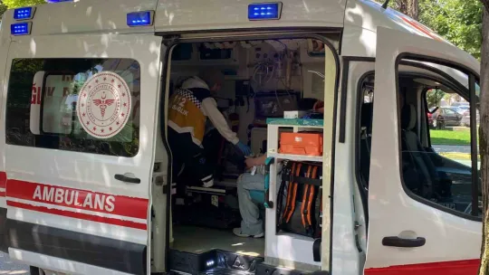 Kavşakta otomobiller çarpıştı: Yaralılar var