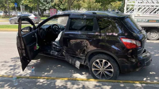 Kavşakta otomobiller çarpıştı: Yaralılar var