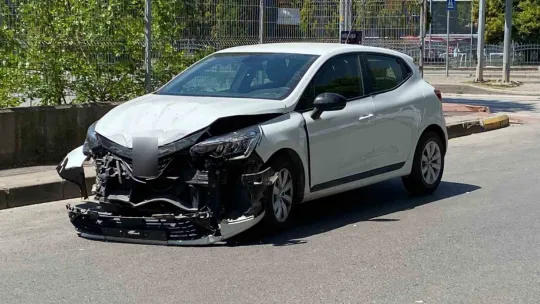 Kavşakta otomobiller çarpıştı: Yaralılar var