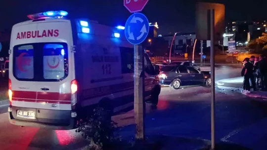 Kavşakta yaşanan kaza trafiği kilitledi