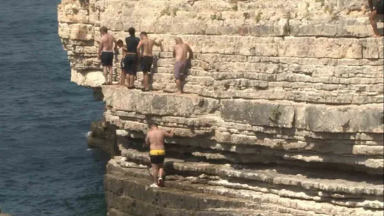 Kayalıklardan ölümüne atlayış