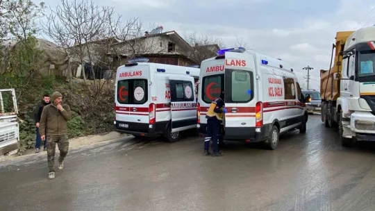 Kayan minibüs ile tır çarpıştı: 2 yaralı