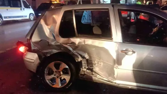 Kayan otomobil başka otomobile çarptı: 3 yaralı