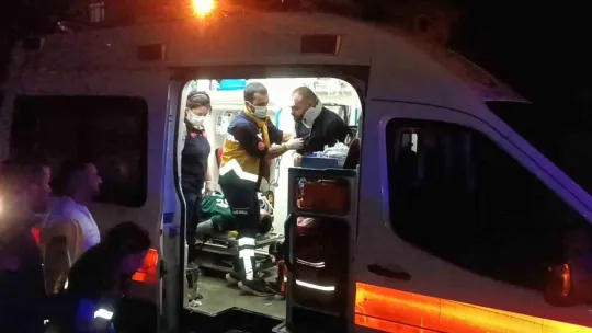 Kayan otomobil başka otomobile çarptı: 3 yaralı