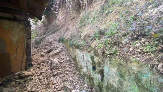 Kayan toprak evin duvarını yıktı