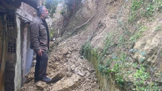 Kayan toprak evin duvarını yıktı